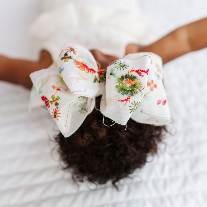 CLASSIC BOW: embroidered late summer