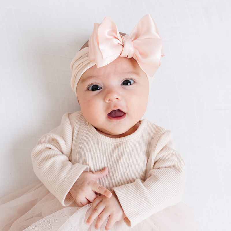 SATIN SMALL CLASSIC BOW: oatmeal