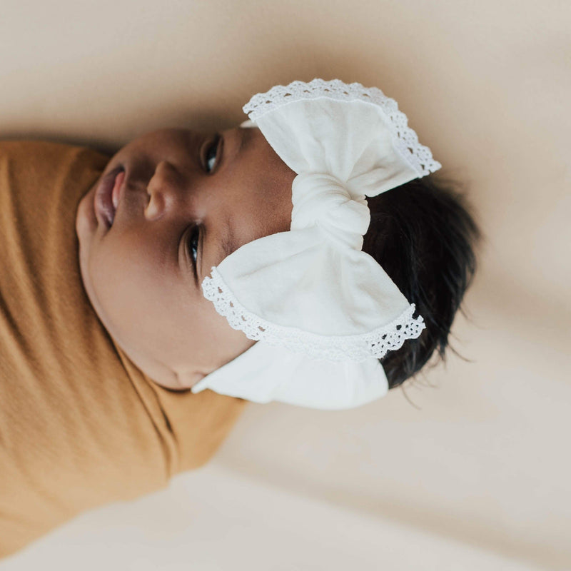 TRIMMED CLASSIC KNOT: white lace-Baby Bling Bows